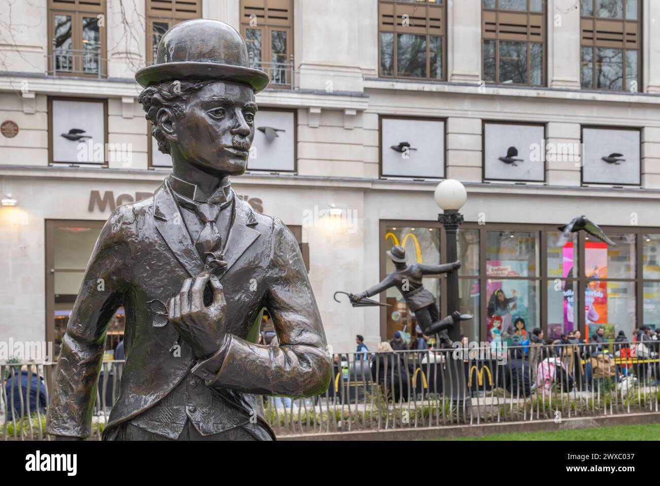 Bronzestatue von Charlie Chaplin an Szenen auf dem Leicester Square. Heimat von landesweit bedeutenden Kinos und Austragungsort zahlreicher Filmpremieren. Stockfoto
