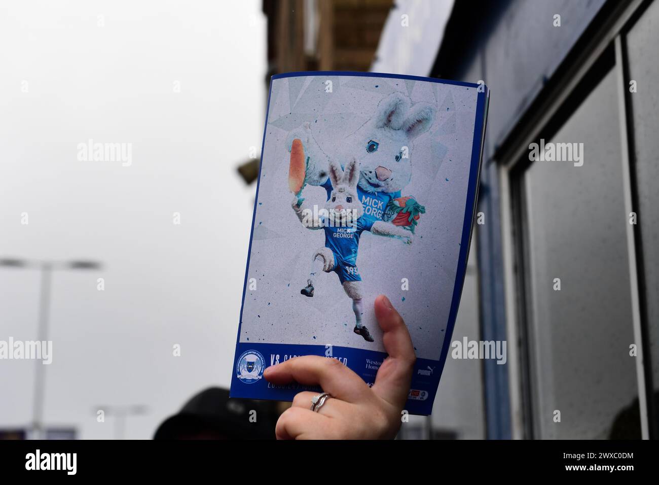 Spieltag-Programmabdeckung während des Spiels der Sky Bet League 1 zwischen Peterborough und Carlisle United in der London Road, Peterborough am Freitag, den 29. März 2024. (Foto: Kevin Hodgson | MI News) Credit: MI News & Sport /Alamy Live News Stockfoto