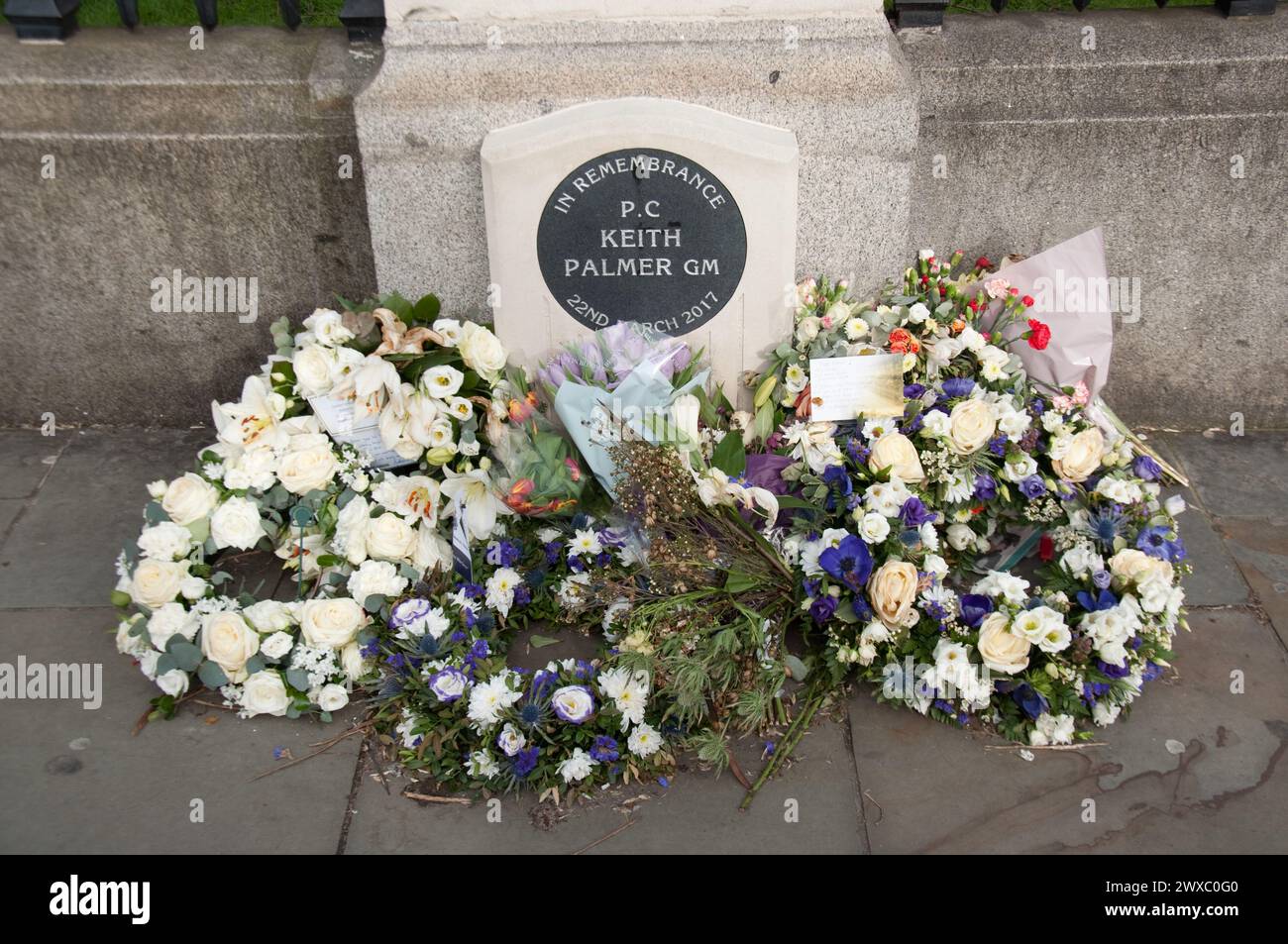 Blumen wurden zum Gedenken an PC Keith Palmer vor dem Parlamentsgebäude, Parliament Square, City of Westminster, London, Großbritannien, gelegt Stockfoto