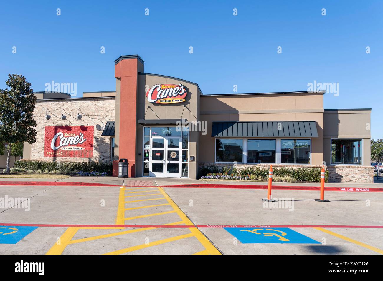 A Raising Cane's Chicken Fingers Restaurant in Pearland, Texas, USA. Stockfoto