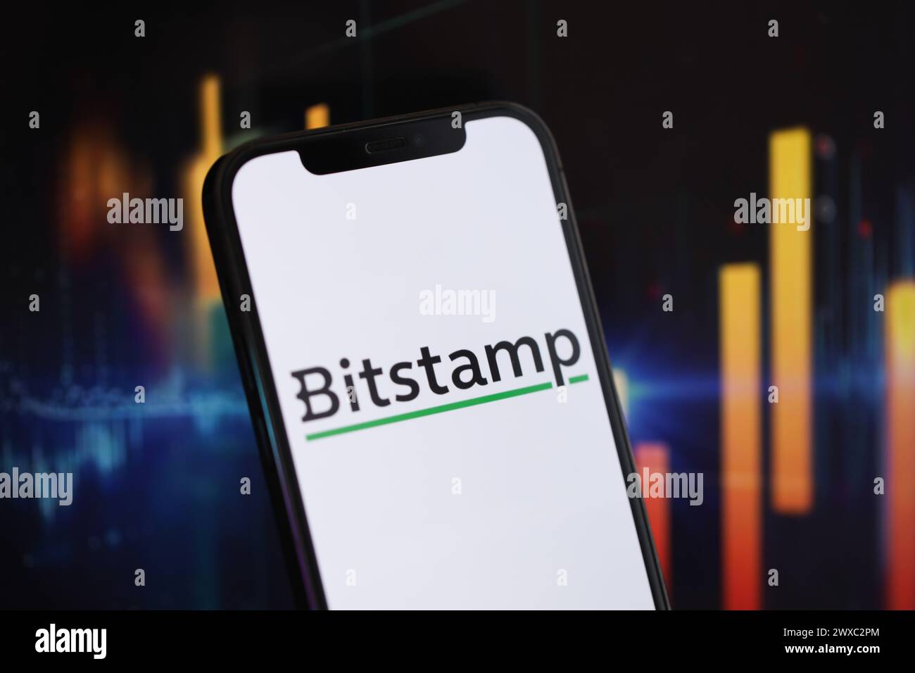 KIEW, UKRAINE - 15. MÄRZ 2024 Bitstamp-Logo auf iPhone-Display und Kryptowährungswertdiagramme. Portal für den Austausch von Kryptowährungen Stockfoto