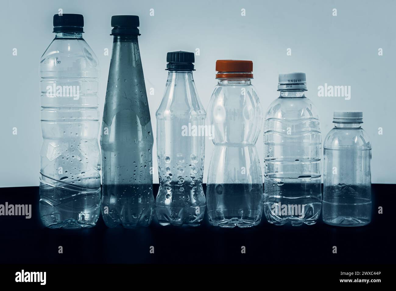 Set Wasserflasche aus Kunststoff auf weißem Hintergrund Stockfoto