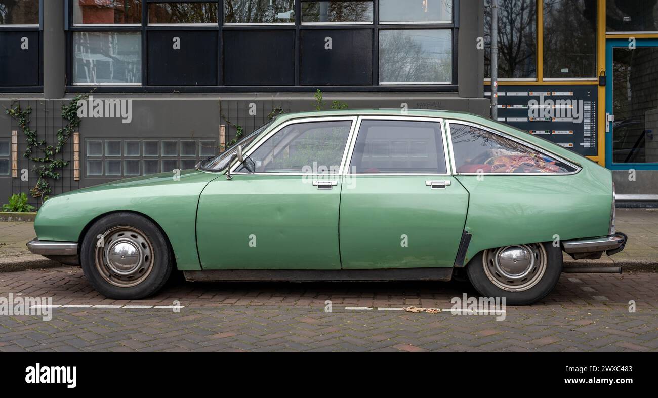 Amsterdam, Niederlande, 29.03.2024, Seitenansicht des klassischen Citroen GS von 1973 in grüner Farbe Stockfoto