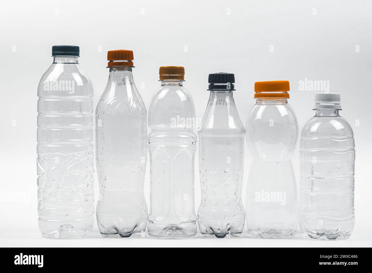 Set aus Wasserflasche aus Kunststoff isoliert auf weißem Hintergrund Stockfoto