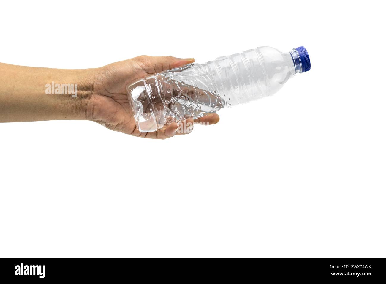 Mann, der Wasserflasche aus Kunststoff isoliert auf weißem Hintergrund hält Stockfoto