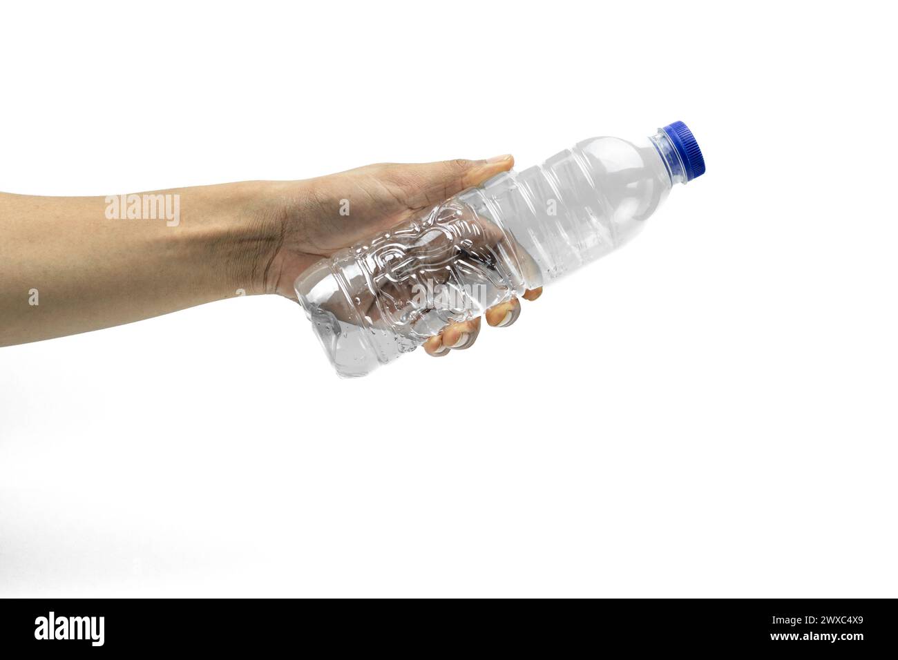 Mann, der Wasserflasche aus Kunststoff isoliert auf weißem Hintergrund hält Stockfoto