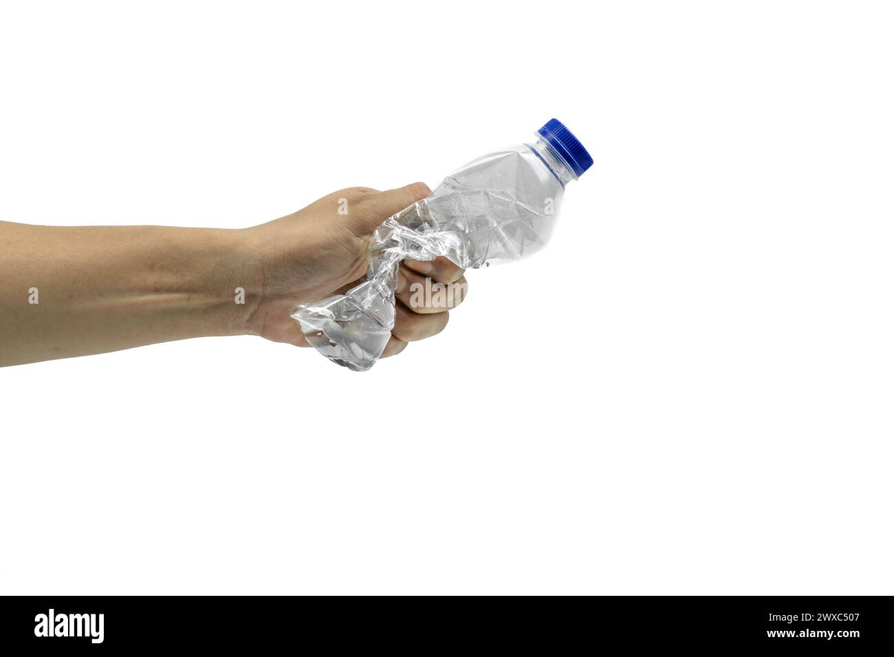 Mann hält und zerquetscht benutzte Plastikwasserflasche isoliert auf weißem Hintergrund. Stockfoto