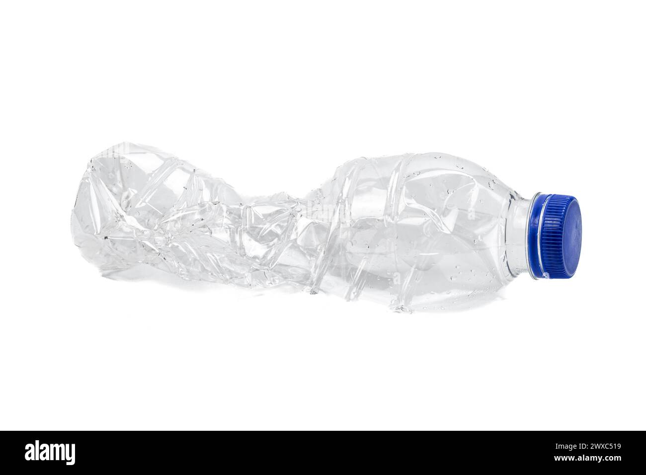 Zerquetschte gebrauchte Kunststoffflaschen isoliert auf weißem Hintergrund. Stockfoto