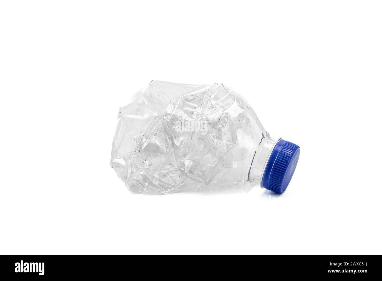 Zerquetschte gebrauchte Kunststoffflaschen isoliert auf weißem Hintergrund. Stockfoto