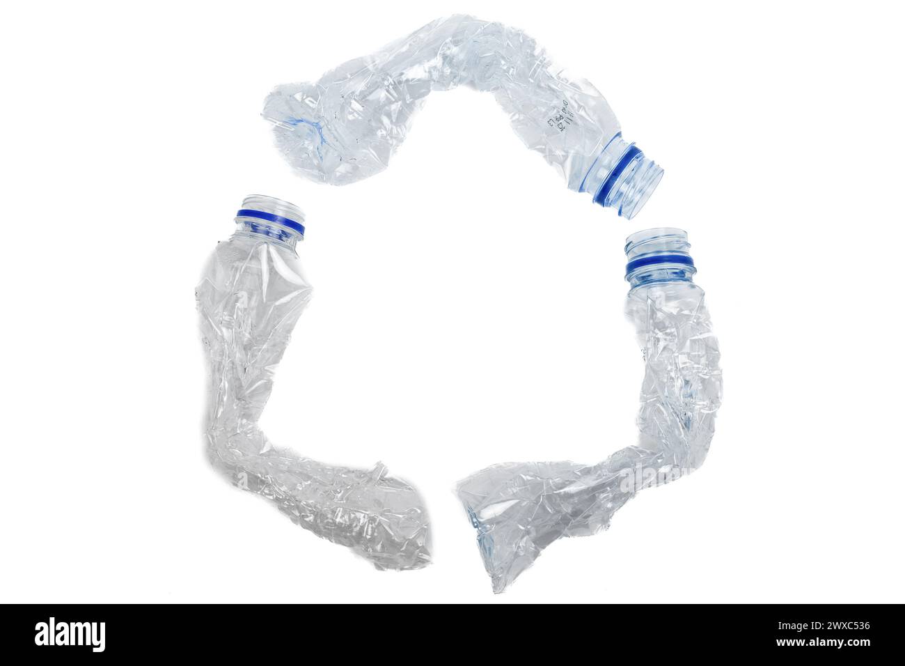 Recycling-Symbol aus gebrauchten Kunststoffflaschen, isoliert auf weißem Hintergrund Stockfoto