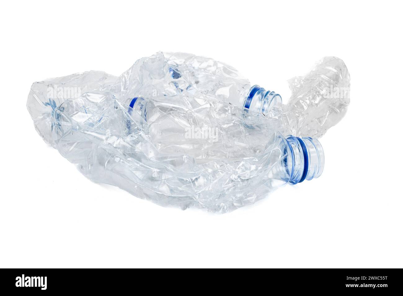 Stapel von zerquetschten gebrauchten Kunststoffflaschen isoliert auf weißem Hintergrund. Stockfoto