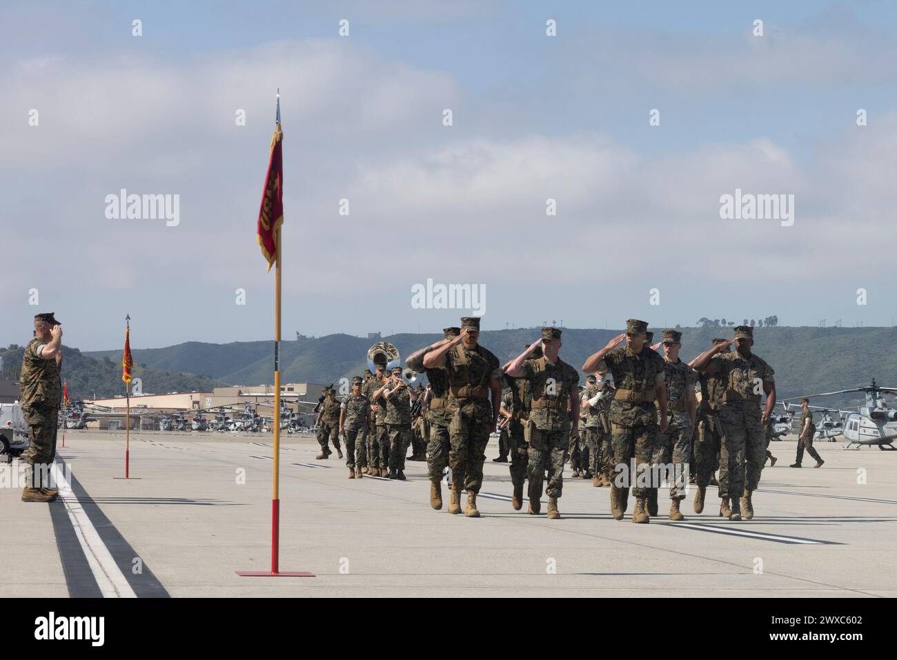 U.S. Marines with Marine Light Attack Helicopter Squadron (HMLA) 367, Marine Aircraft Group 39, 3rd Marine Aircraft Wing, führen eine Überprüfung während einer Entlastungs- und Terminzeremonie im Marine Corps Air Station Camp Pendleton, Kalifornien, am 21. März 2024 durch. Während der Zeremonie übernahm Major David Farmer die Verantwortung des HMLA-367 Sergeant Major von Major John Bejarano. (Foto des U.S. Marine Corps von Lance CPL. Samantha Devine) Stockfoto