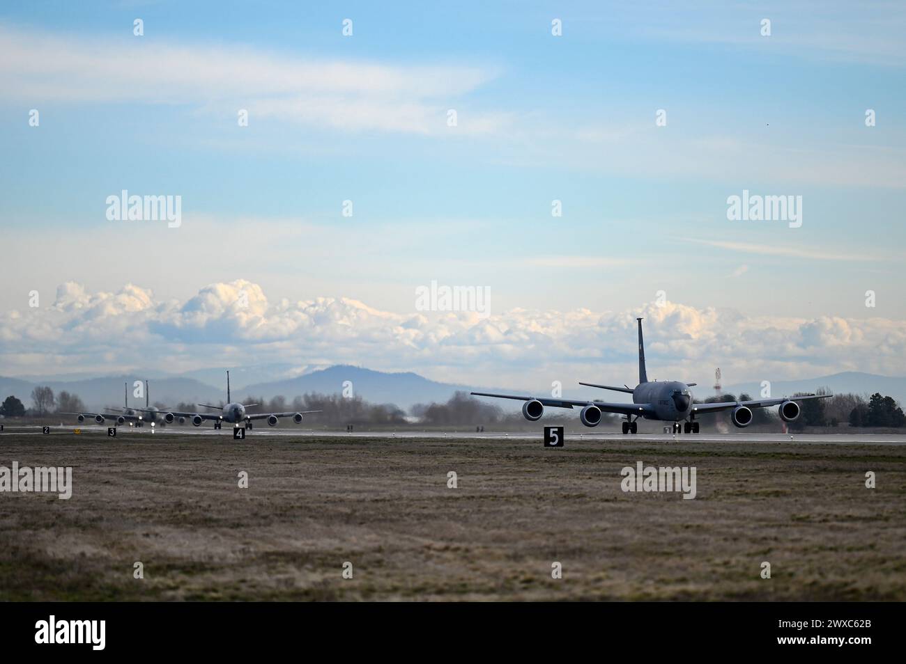 KC-135 Stratotanker bereiten sich am 22. März 2024 auf der Fairchild Air Force Base, Washington, auf die Übung Titan Fury 24-2 vor. Während der Übung demonstrierte Airmen, wie Fairchild AFB speziell ausgebildete und ausgerüstete KC-135 Stratotanker-Crews erzeugt und bereitstellt, um kritische Luftbetankungen von strategischen Bombern und Führungsflugzeugen durchzuführen. Seit Jahrzehnten ist der KC-135 das Rückgrat der Luftbetankungskapazitäten des Air Mobility Command auf der ganzen Welt, da er die globale Reichweite erweitern und die US-Luftkraft projizieren kann. Dies Stockfoto