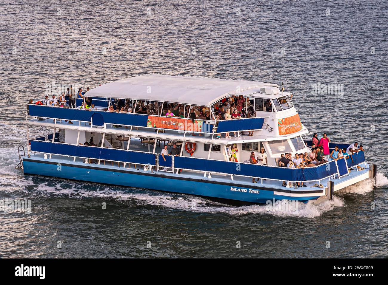 Miami, Florida, USA - 29. Juli 2023: Inselzeit Touristenboot-Tour Schiff Nahaufnahme, Rückkehr zum Hafen. Viele Leute an Bord. Mojito, Bar, Getränk Stockfoto