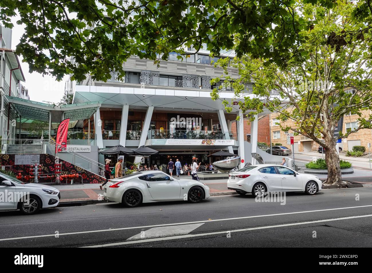 Autos parkten vor einem kleinen Einzelhandelskomplex an der Victoria Avenue in Chatswood, Australien Stockfoto