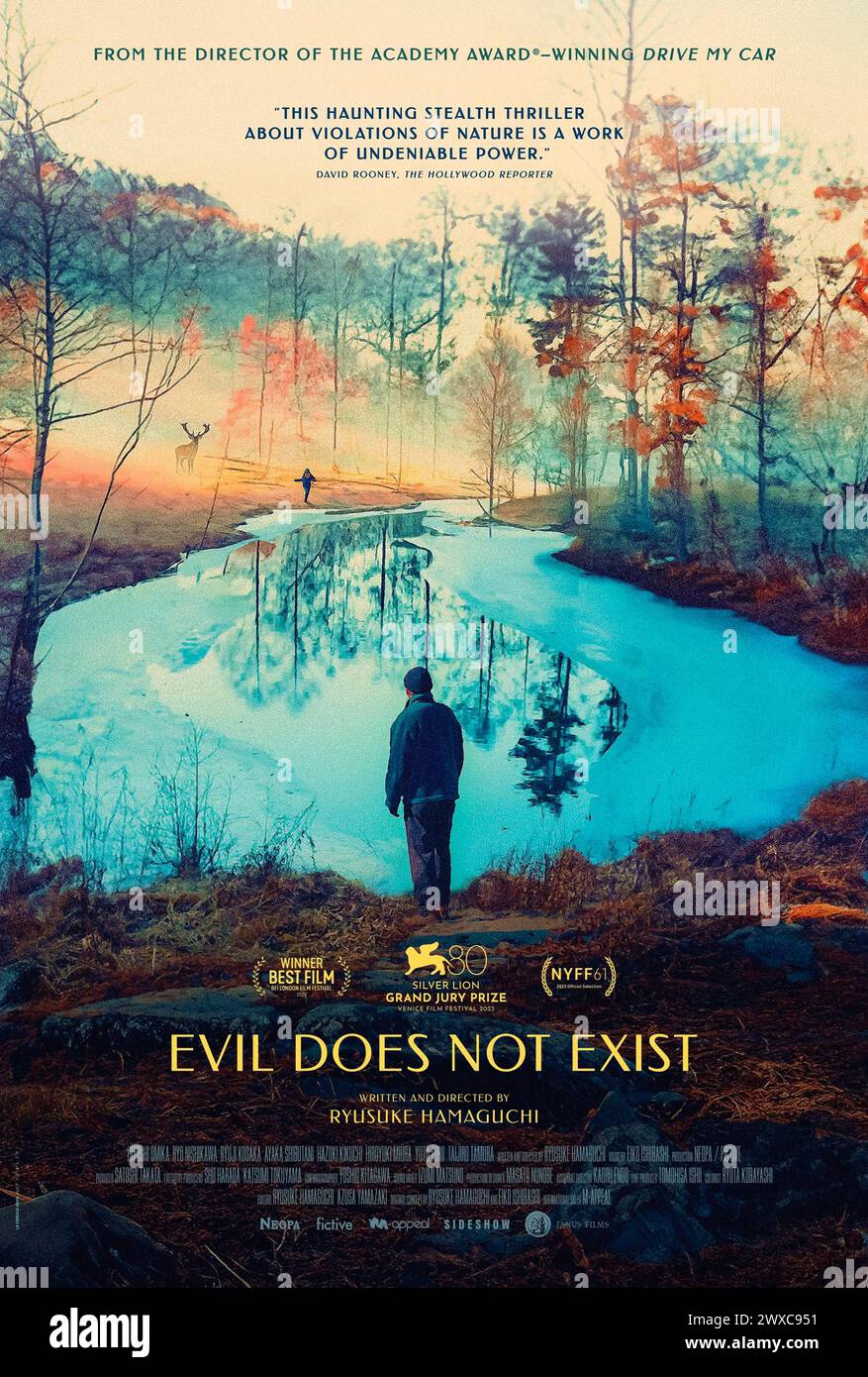 Evil Does Not Existence (2023) von Ryûsuke Hamaguchi mit Hitoshi Omika, ryô Nishikawa und Ryûji Kosaka. Takumi und seine Tochter Hana leben im Dorf Mizubiki in der Nähe von Tokio. Eines Tages werden die Dorfbewohner auf einen Plan aufmerksam, einen Campingplatz in der Nähe von Takumis Haus zu errichten, der den Stadtbewohnern eine komfortable „Flucht“ in die Natur bietet. US-Poster mit einem Blatt.***NUR REDAKTIONELLE VERWENDUNG*** Credit: BFA / Janus Films Stockfoto