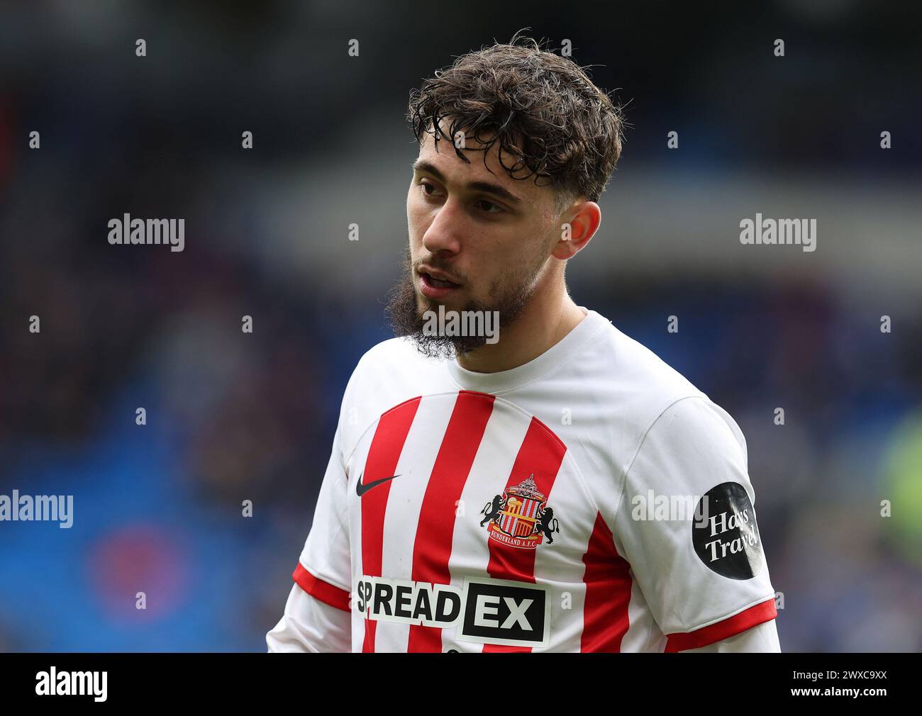 Cardiff, Großbritannien. März 2024. Adil Aouchiche vom Sunderland FC sieht aus. EFL Skybet Championship Match, Cardiff City gegen Sunderland im Cardiff City Stadium in Cardiff, Wales am Karfreitag, den 29. März 2024. Dieses Bild darf nur für redaktionelle Zwecke verwendet werden. Nur redaktionelle Verwendung, Bild von Andrew Orchard/Andrew Orchard Sportfotografie/Alamy Live News Credit: Andrew Orchard Sportfotografie/Alamy Live News Stockfoto