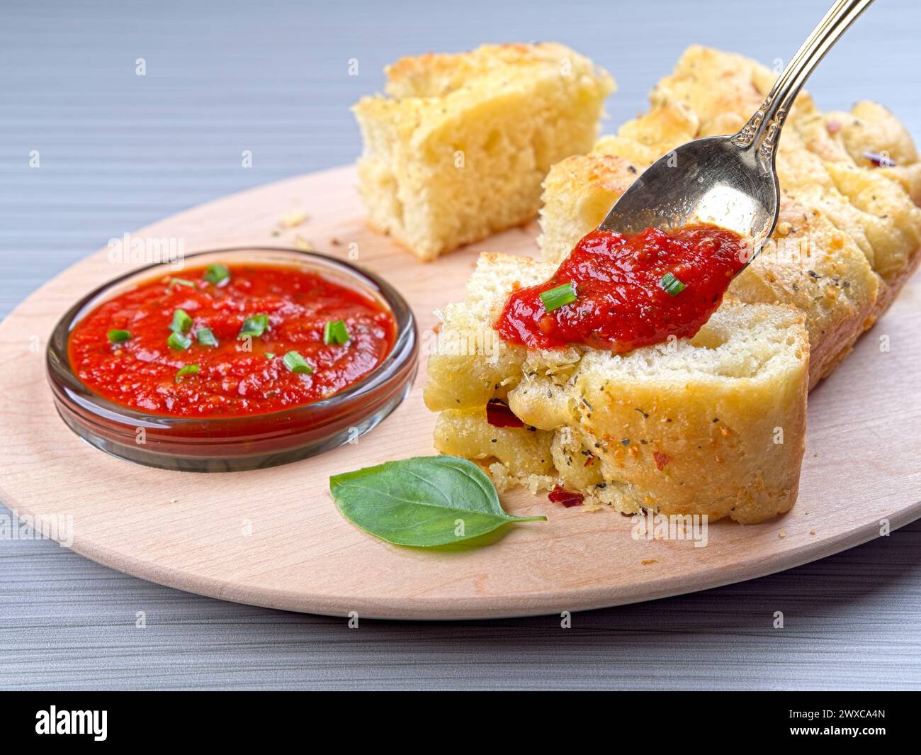 Eine Nahaufnahme von Tomatensauce auf eine Scheibe Foccacia Brot. Stockfoto