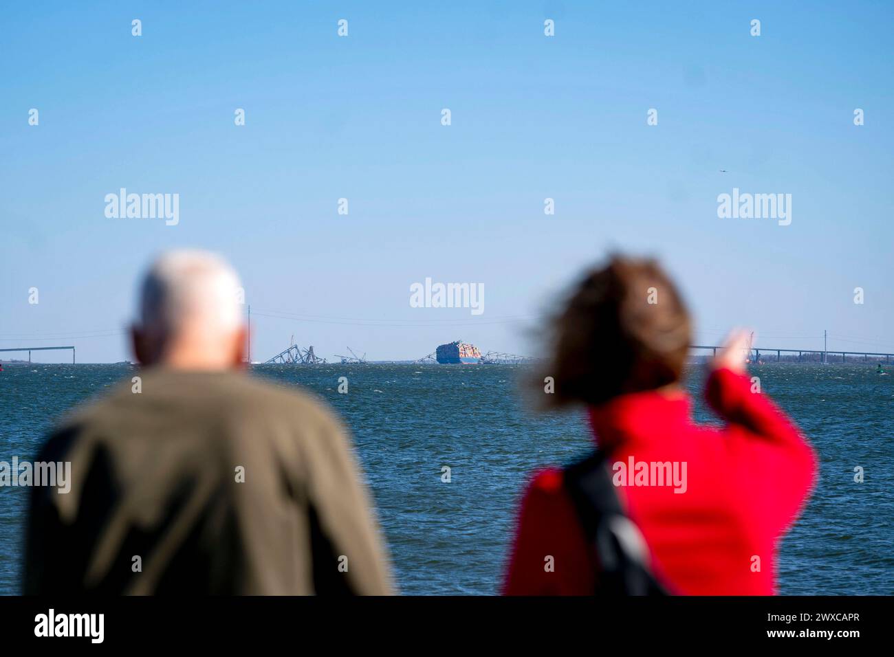 Baltimore, Usa. März 2024. Die Menschen versammeln sich, um die zerfallene Francis Scott Key Bridge zu besichtigen, während sie Fort McHenry in Baltimore, Maryland, am Freitag, den 29. März 2024 besuchen. Das Frachtschiff Dali, das kurz vor der Kollision den Strom verlor, stürzte am Dienstag früh auf die Brücke. Foto: Bonnie Cash/UPI Credit: UPI/Alamy Live News Stockfoto