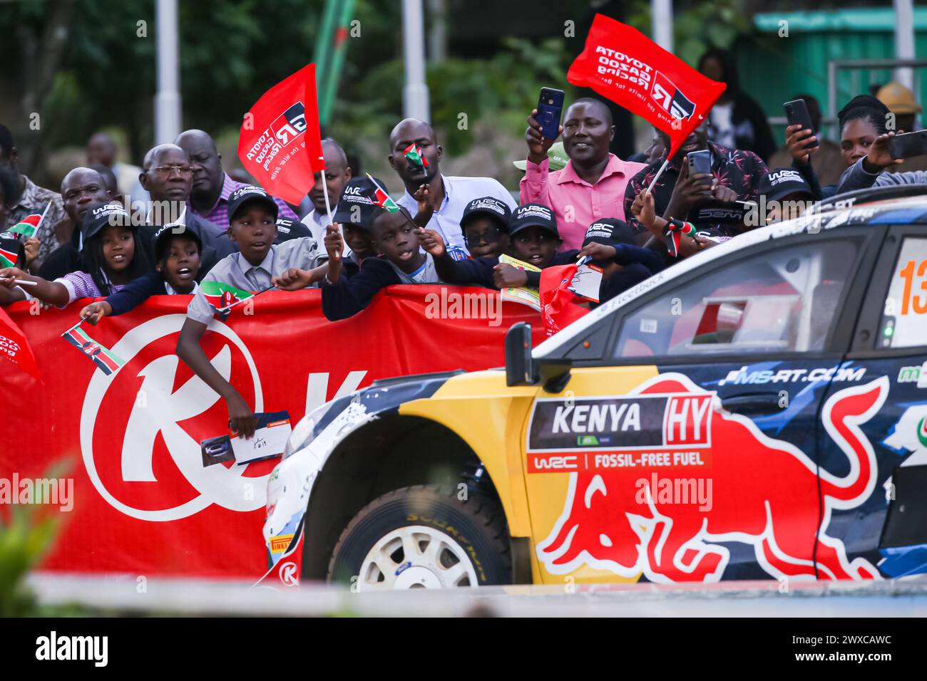 Kenianische Fans jubeln Rallyefahrzeug Nummer 13 während der offiziellen Flaggen-Zeremonie der World Rally Championship (WRC) 2024 im Kenyatta International Convention Center an. Seine Exzellenz, der Präsident von Kenia, William Ruto, startete offiziell den WRC Safari Rallye Competition 2024 im Kenyatta International Conventional Centre (KICC) in Nairobi. Dies ist die 71. Ausgabe der Safari Rallye in Kenia, Nairobi, der Hauptstadt. Die Veranstaltung ist die dritte Runde der diesjährigen FIA (Fédération Internationale de l'Automobile) Rallye-Weltmeisterschaft. Präsident Ruto hat die le geflaggt Stockfoto