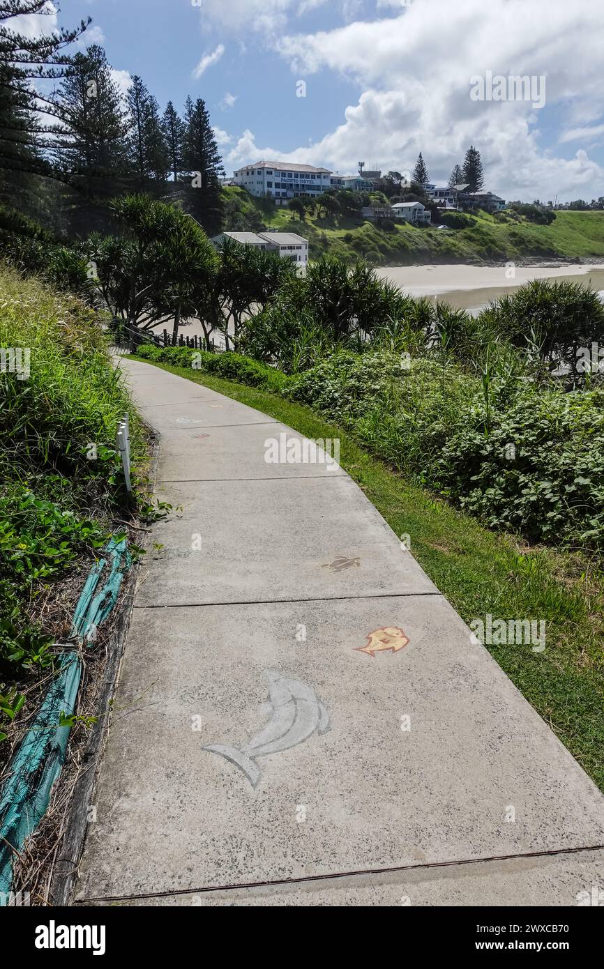 Ein Spaziergang führt zu einem Strand in Yamba, einer bezaubernden Küstenstadt in New South Wales, Australien, die für ihre atemberaubenden Strände bekannt ist Stockfoto