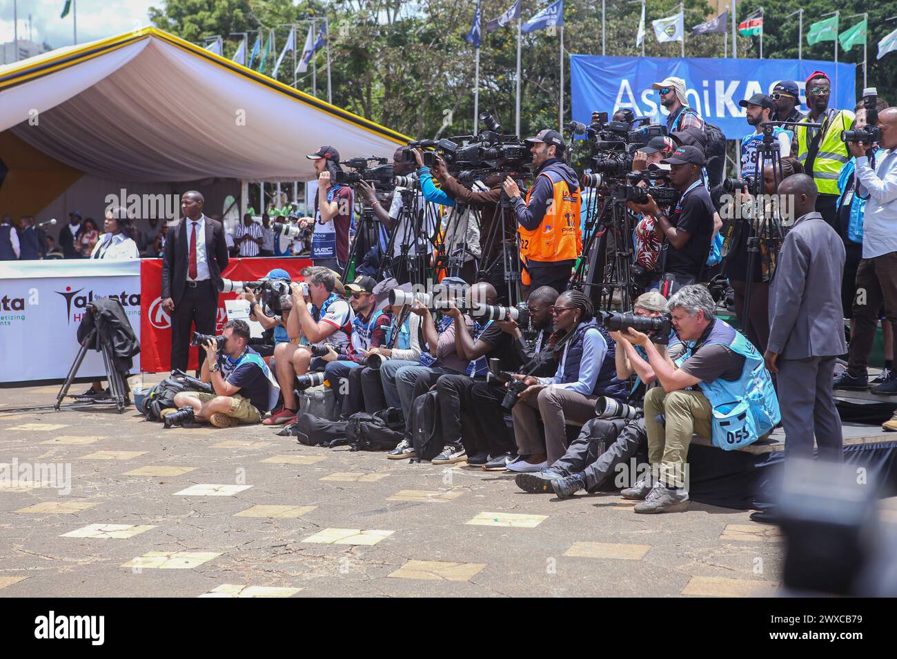 Lokale und internationale Fotografen und Videofilmer dokumentieren die offizielle Flaggen-Zeremonie der Rallye-Weltmeisterschaft 2024 (WRC) Safari Rally im Kenyatta International Convention Center. Seine Exzellenz, der Präsident von Kenia, William Ruto, startete offiziell den WRC Safari Rallye Competition 2024 im Kenyatta International Conventional Centre (KICC) in Nairobi. Dies ist die 71. Ausgabe der Safari Rallye in Kenia, Nairobi, der Hauptstadt. Die Veranstaltung ist die dritte Runde der diesjährigen FIA (Fédération Internationale de l'Automobile) Rallye-Weltmeisterschaft. Präsident Rut Stockfoto