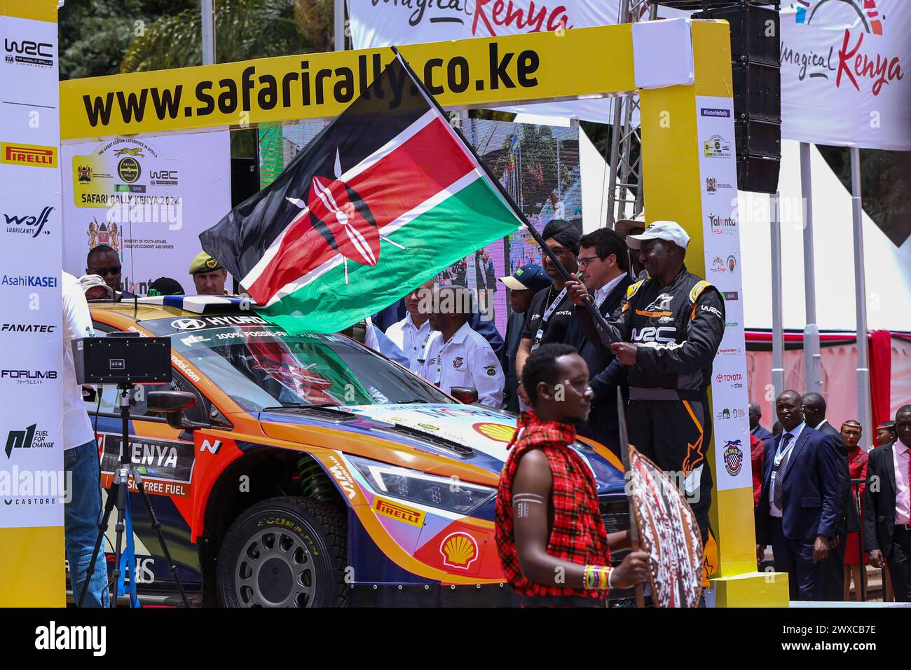 Präsident William Ruto hat Rallyefahrzeuge beim Start der Safari-Rallye-Weltmeisterschaft (WRC) 2024 im Kenyatta International Convention Center angeprangert. Seine Exzellenz, der Präsident von Kenia, William Ruto, startete offiziell den WRC Safari Rallye Competition 2024 im Kenyatta International Conventional Centre (KICC) in Nairobi. Dies ist die 71. Ausgabe der Safari Rallye in Kenia, Nairobi, der Hauptstadt. Die Veranstaltung ist die dritte Runde der diesjährigen FIA (Fédération Internationale de l'Automobile) Rallye-Weltmeisterschaft. Präsident Ruto hat die führenden Crews als abgeflaggt Stockfoto