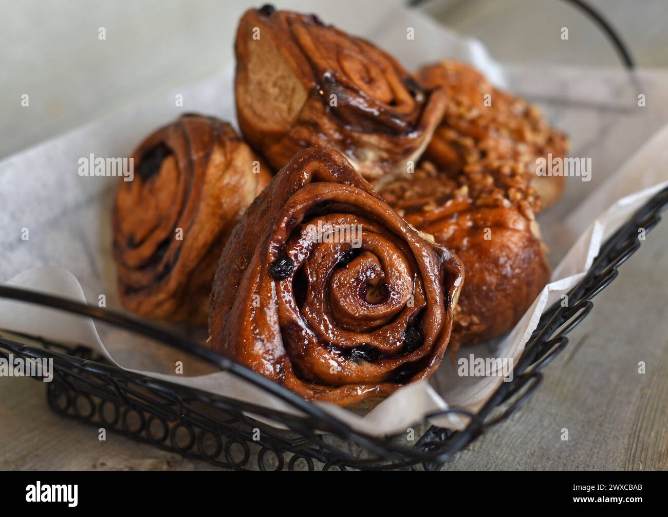 Zimtbrötchen in einem Korb Stockfoto