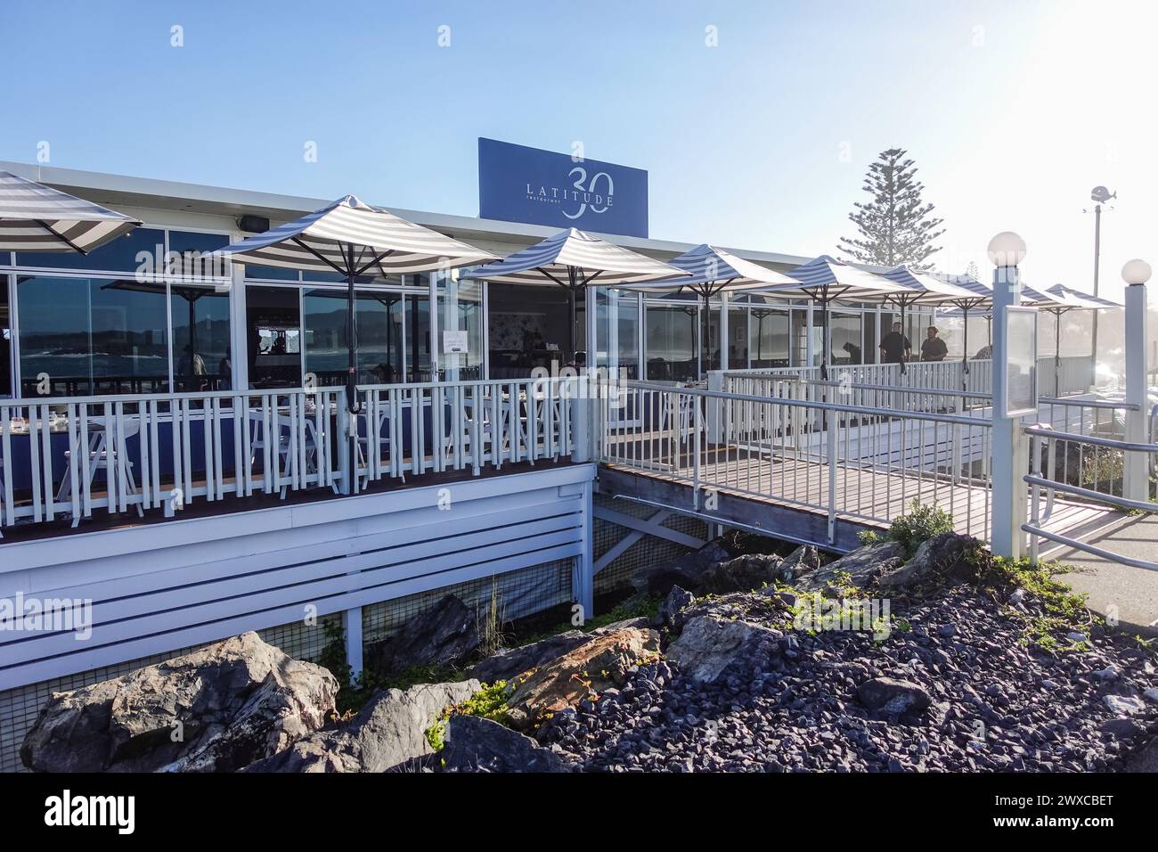 Das Latitude 30 Restaurant ist ein beliebtes Restaurant in Coffs Harbour, Australien, das für sein vielfältiges Menü mit frischen Meeresfrüchten und gegrilltem Fleisch bekannt ist Stockfoto