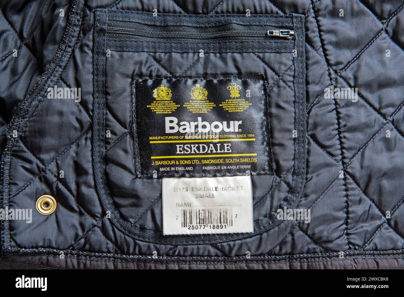 Etikett in der schwarzen, gepolsterten oder gesteppten Barbour Eskdale Jacke Stockfoto