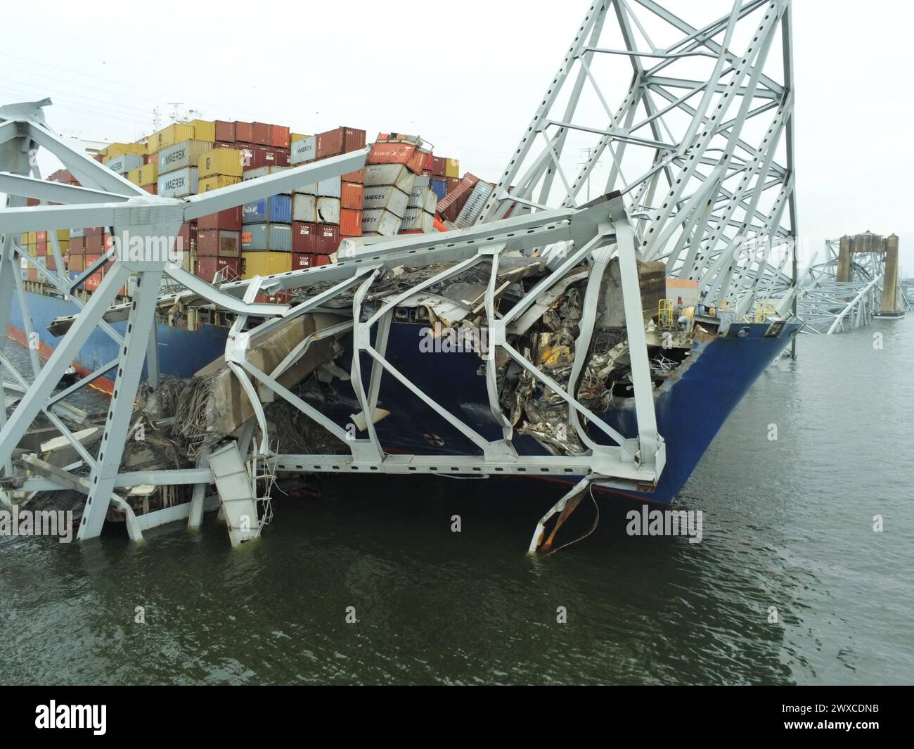 Das Motorschiff Dali wird am 28. März 2024 in Baltimore mit der eingestürzten Francis Scott Key Bridge gezeigt. Die wichtigsten Prioritäten der Vereinten Kommandozentrale sind die Gewährleistung der Sicherheit der Öffentlichkeit und der Ersthelfer, die Verantwortung für vermisste Personen, die sichere Wiederherstellung der Verkehrsinfrastruktur und des Handels, der Schutz der Umwelt und die Unterstützung der Ermittlungen. (Foto der US-Küstenwache) Stockfoto