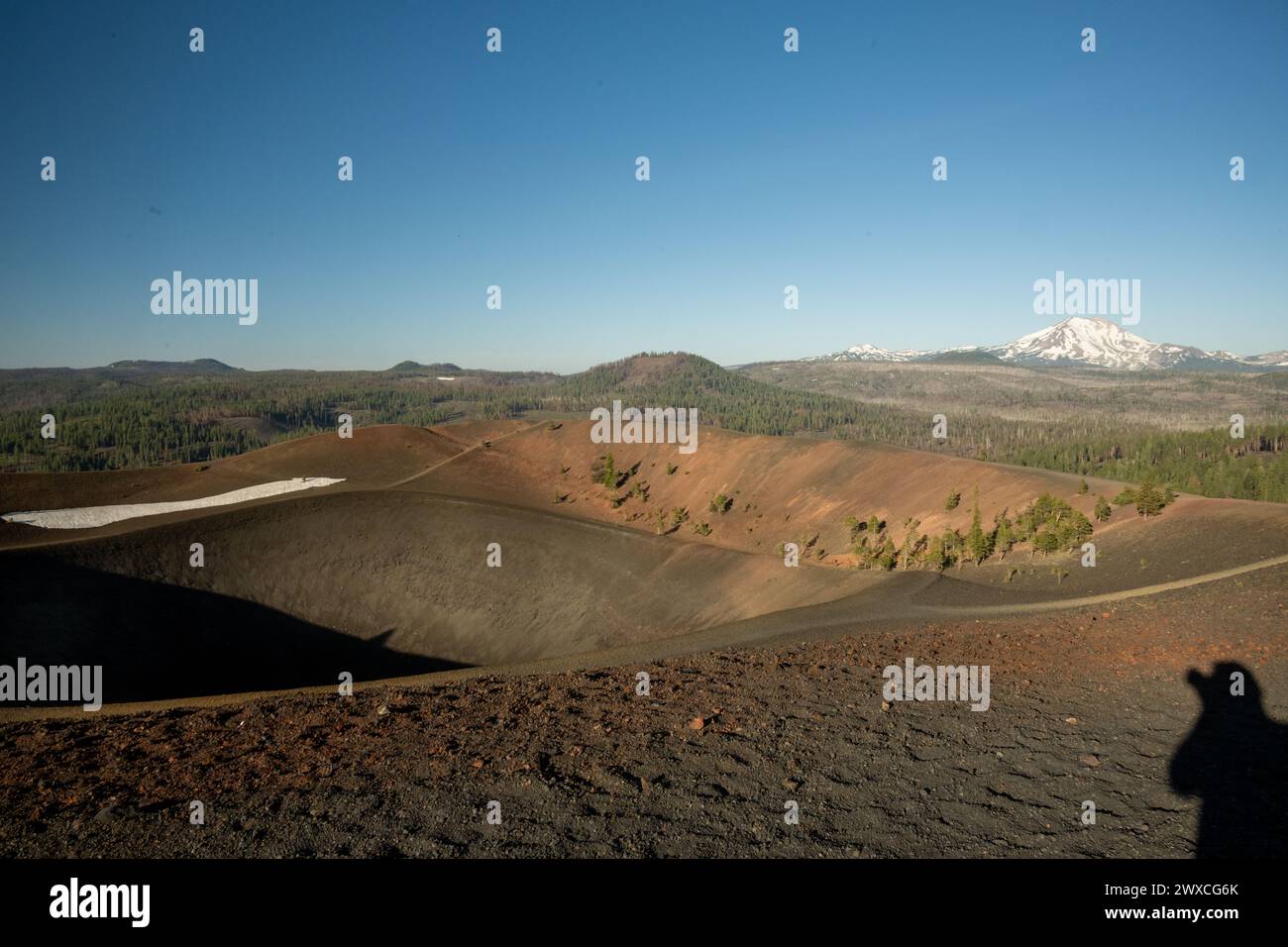 Rand des Cinder Cone mit Burned Forest und Lassen Peak in der Ferne im Lassen Volcanic National Park Stockfoto