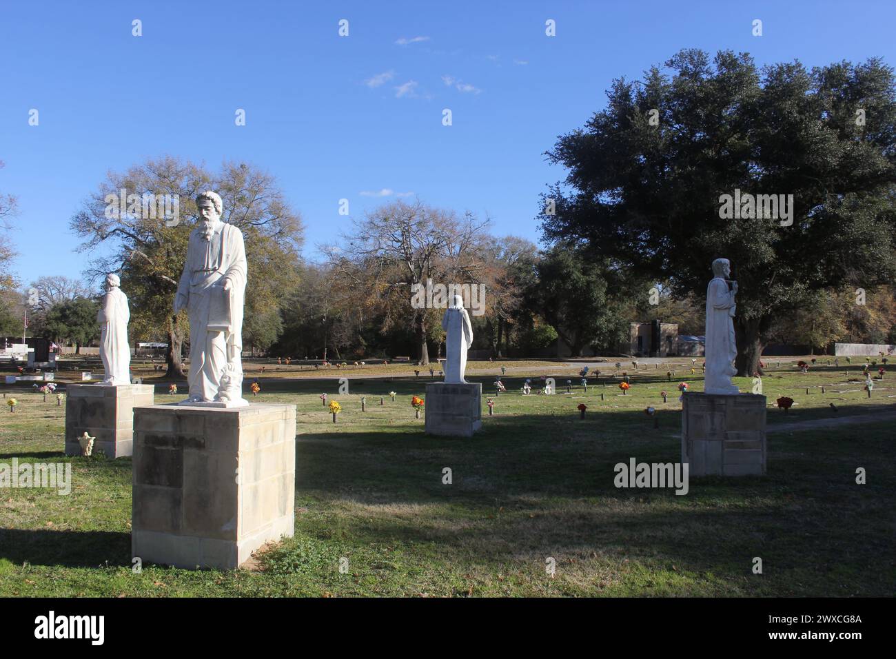 Tyler TX - 27. Dezember 2023: Historische Statuen auf dem Memorial Park Cemetery in Tyler Texas Stockfoto