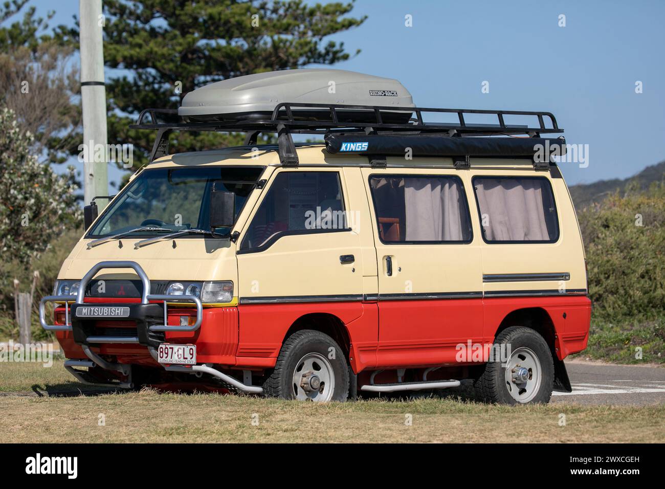 Mitsubishi delica zweifarbiger Wohnmobil-Parkplatz Palm Beach, beliebt bei Wohnmobil-Besitzern, Sydney, Australien, Van Life Stockfoto