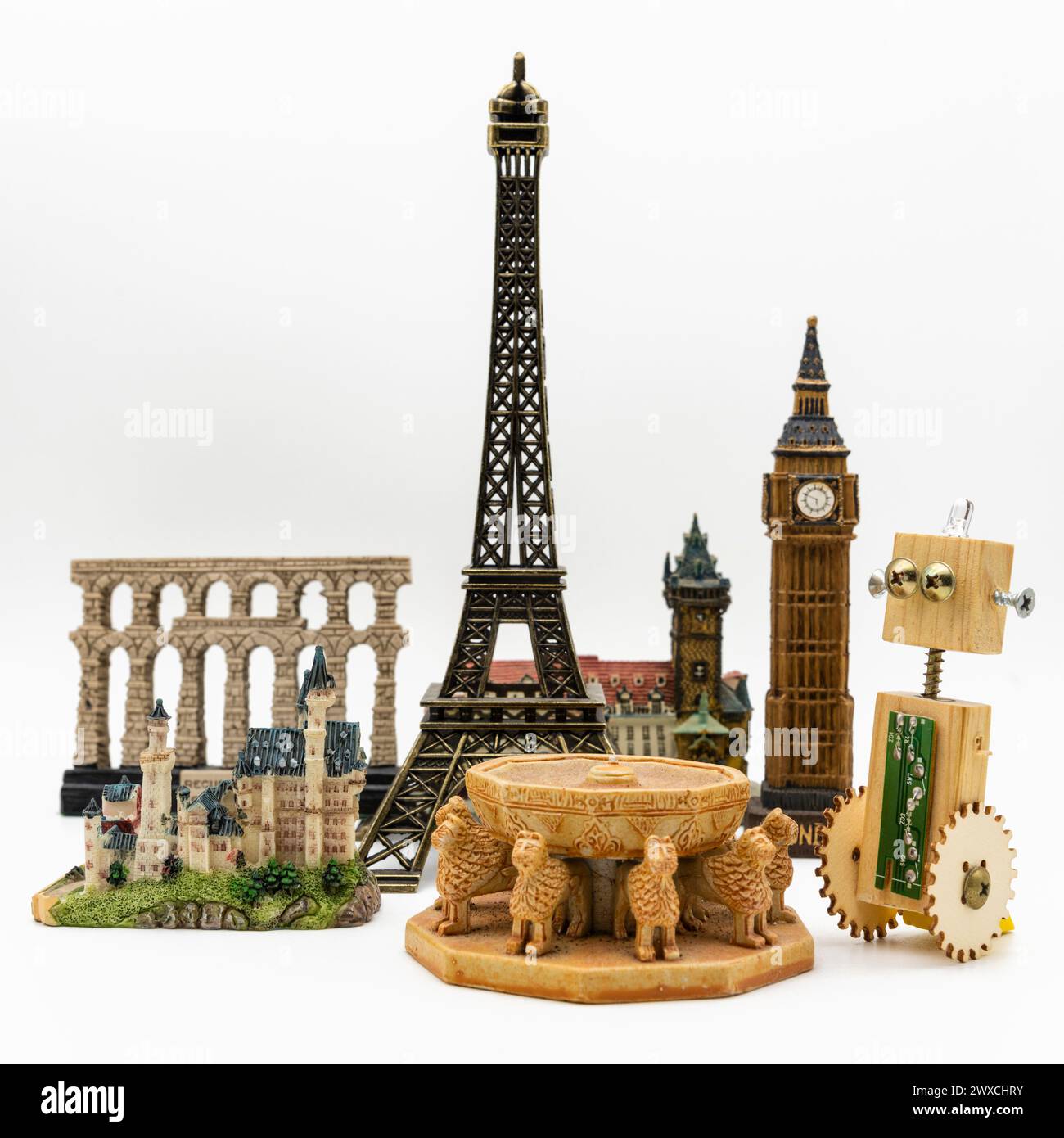Roboter artesano de madera junto a varios monumentos del mundo como la torre Eiffel, Patio de los Leones de la Alhambra o el Big Ben Stockfoto