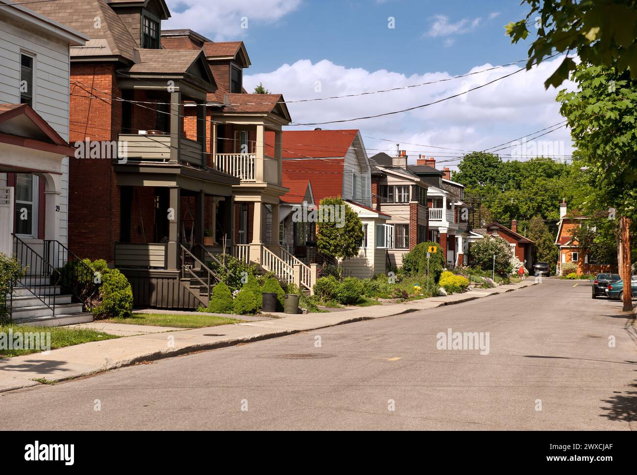 Wohnstraße mit einer Vielzahl von Wohnstilen, in einer ruhigen Nachbarstraße. Stockfoto