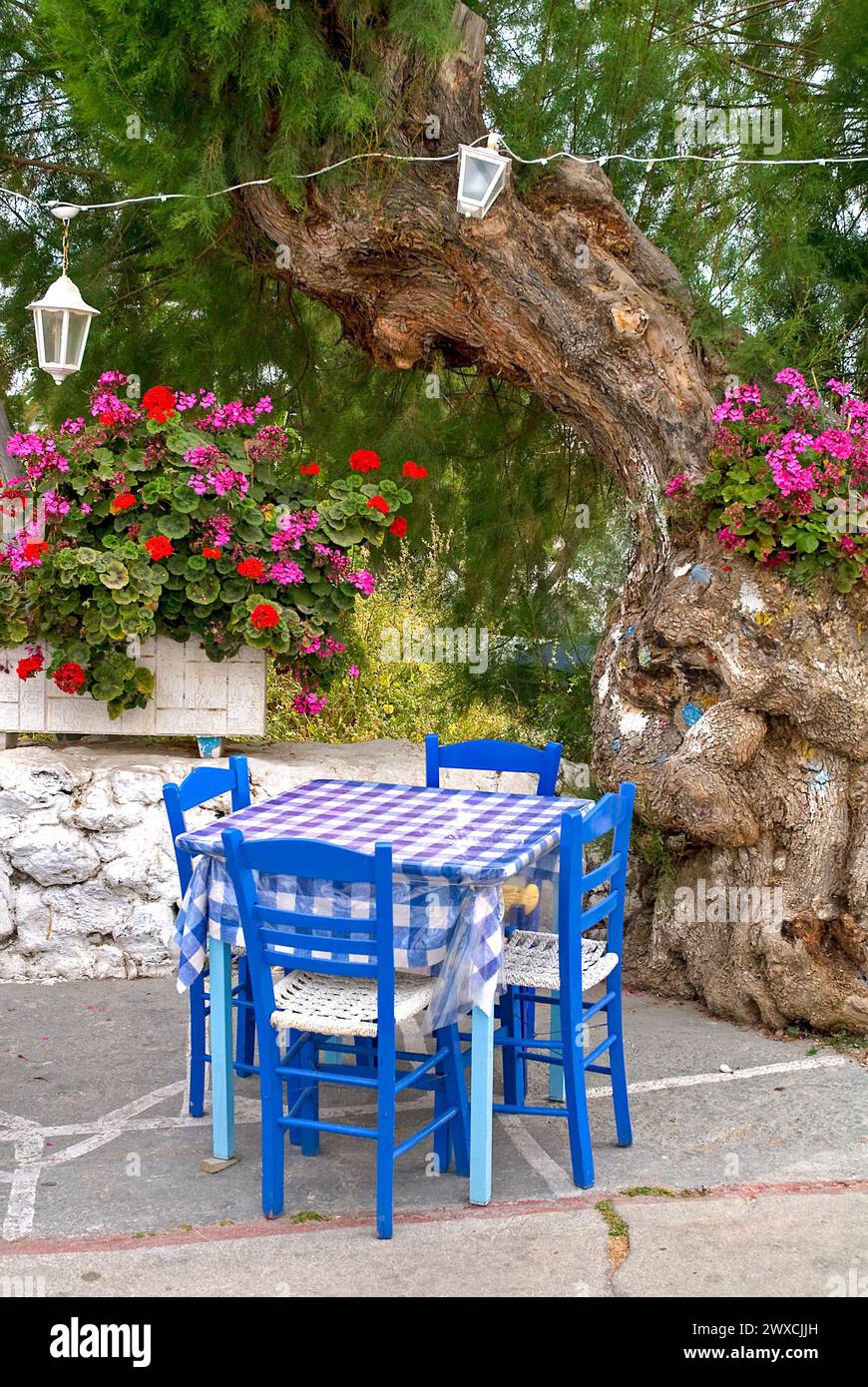 Tisch und 4 Stühle in einem Straßencafé in Patmos, Griechenland Stockfoto