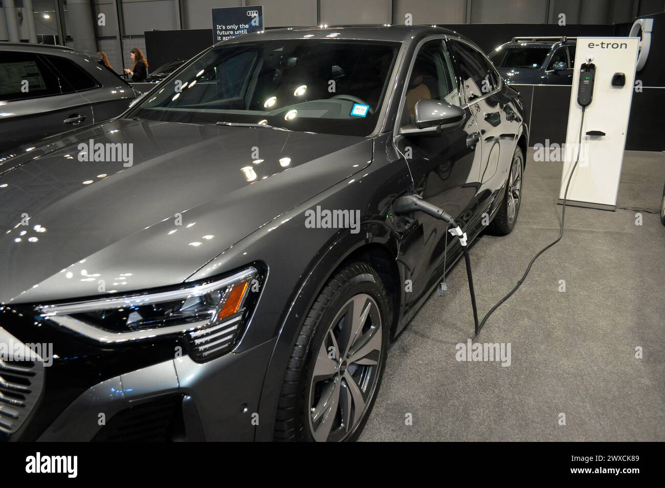 New York, Usa. März 2024. Ein Audi Q8 Sportback Elektrofahrzeug wird am zweiten Medientag auf der New York International Auto Show 2024 im Jacob K. Javits Convention Center geladen. Das jährliche NYIAS in Manhattan, New York City, zeigte verschiedene Autohersteller, Erstauftritte von Neufahrzeugen und Fachleute der Automobilbranche. Die Show, die am 29. März für die Öffentlichkeit geöffnet und am 7. April endet, zieht Tausende von Autofahrern an. Die NYIAS begann 1900 mit der Präsentation von Automobilen und Beispielen zukünftiger Fahrzeugtechnologie. Quelle: SOPA Images Limited/Alamy Live News Stockfoto