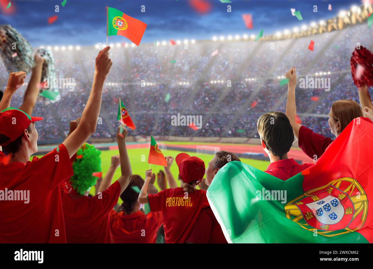 Portugal Fußballfan im Stadion. Portugiesische Fans auf dem Fußballplatz beobachten Mannschaftsspielen. Gruppe von Anhängern mit Flagge und Nationaltrikot jubeln Stockfoto