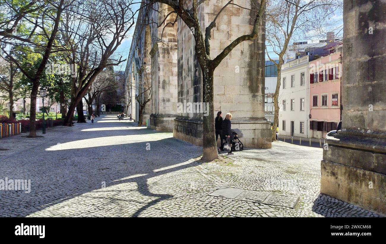 Steinbögen von Amoreiras Abschnitt des Aquädukts Aguas Livres, Kopfsteinpflasterweg im Garten Amoreiras bei Sonnenuntergang Licht und Schatten, Lissabon, Portugal Stockfoto