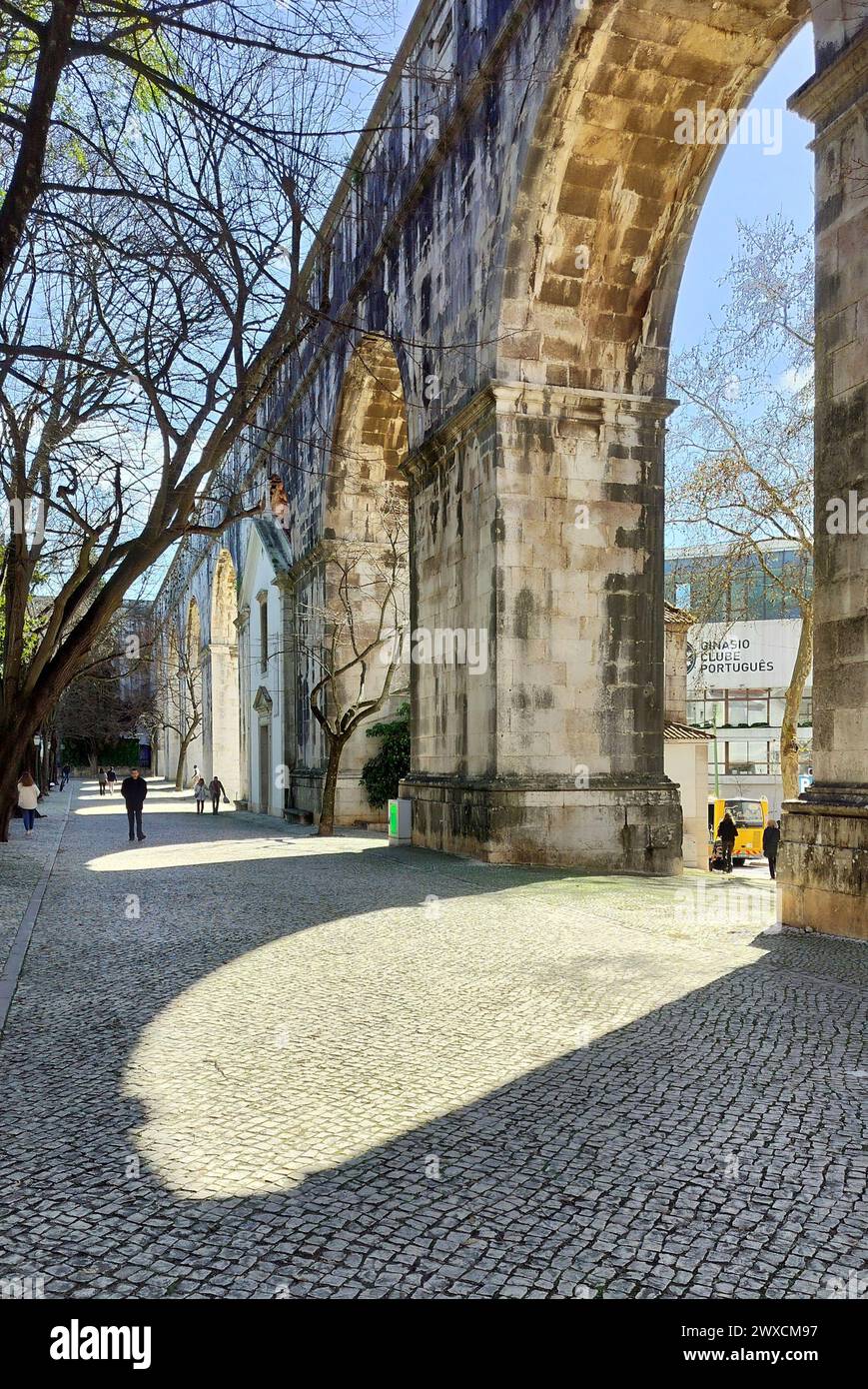 Steinbögen von Amoreiras Abschnitt des Aquädukts Aguas Livres, Kopfsteinpflasterweg im Garten Amoreiras bei Sonnenuntergang Licht und Schatten, Lissabon, Portugal Stockfoto