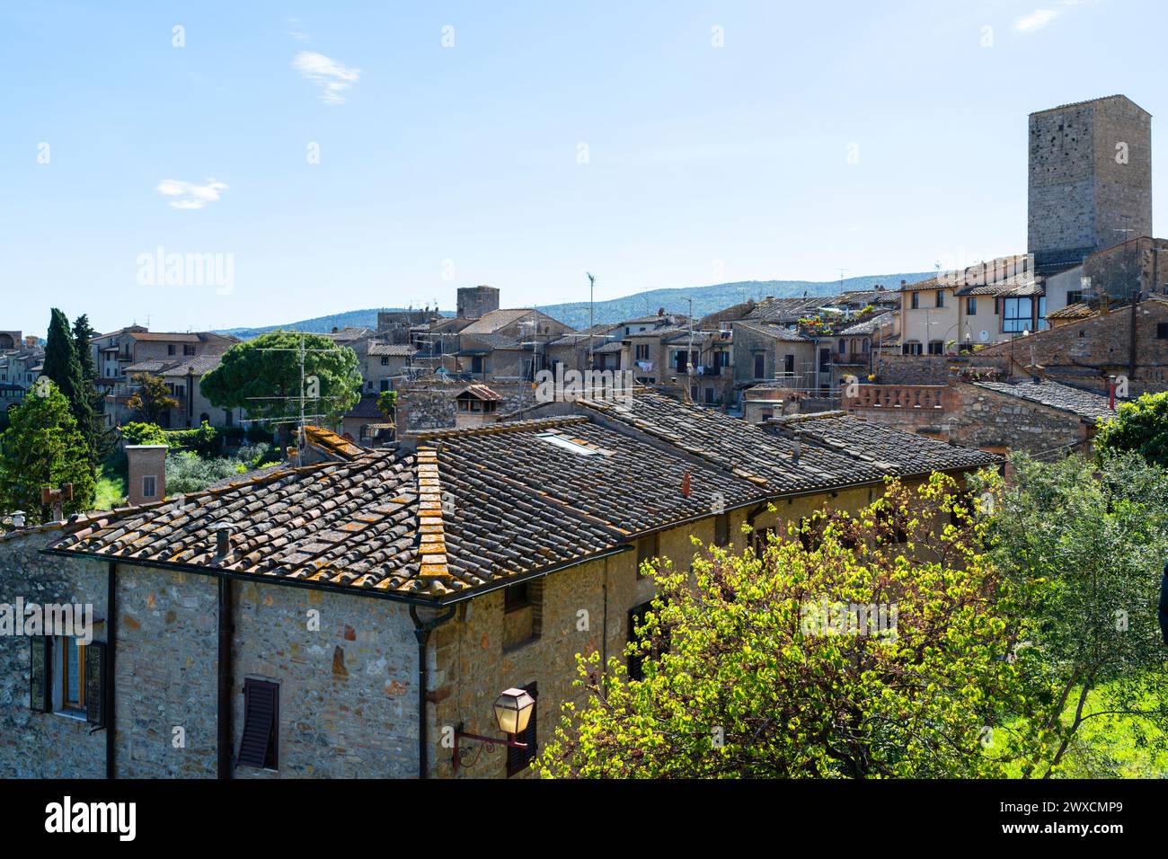 Stadtbild der mittelalterlichen italienischen Stadt, Dächer von kleinen Häusern, Blick aus der Luft Stockfoto