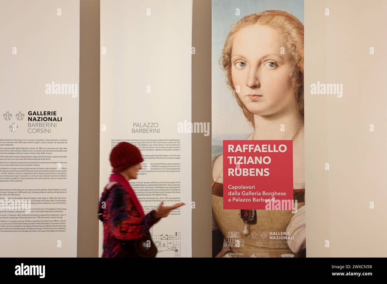 Rom, Italien. März 2024. Ein Besucher wird im Palazzo Barberini in Rom, Italien, am 29. März 2024 gesehen. Zwei berühmte Kunstsammlungen in Rom verschmelzen vom 29. März bis Juni 30 zu einer Ausstellung mit dem Titel „Raphael, Tizian und Rubens, Meisterwerke von der Galleria Borghese bis zum Palazzo Barberini“, in der Meisterwerke aus der Galleria Borghese ausgestellt werden, während letzterer Renovierungsarbeiten unterzogen wird. Quelle: Li Jing/Xinhua/Alamy Live News Stockfoto