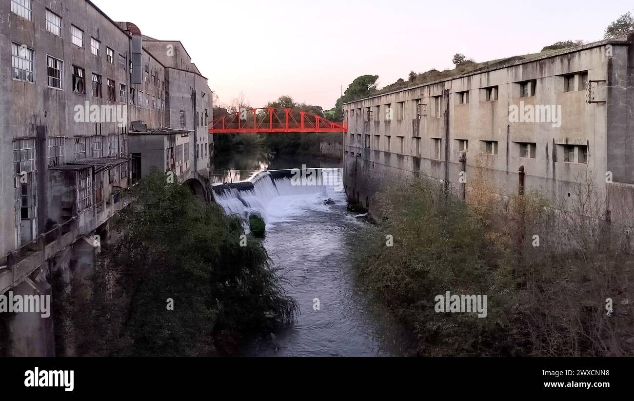 Stillgelegte Papierfabrik in Matrena, Fabrica de Papel de Matrena, eröffnet 1900, Betrieb bis 1999, Blick über den Nabao River bei Sonnenuntergang, Tomar, Portugal Stockfoto