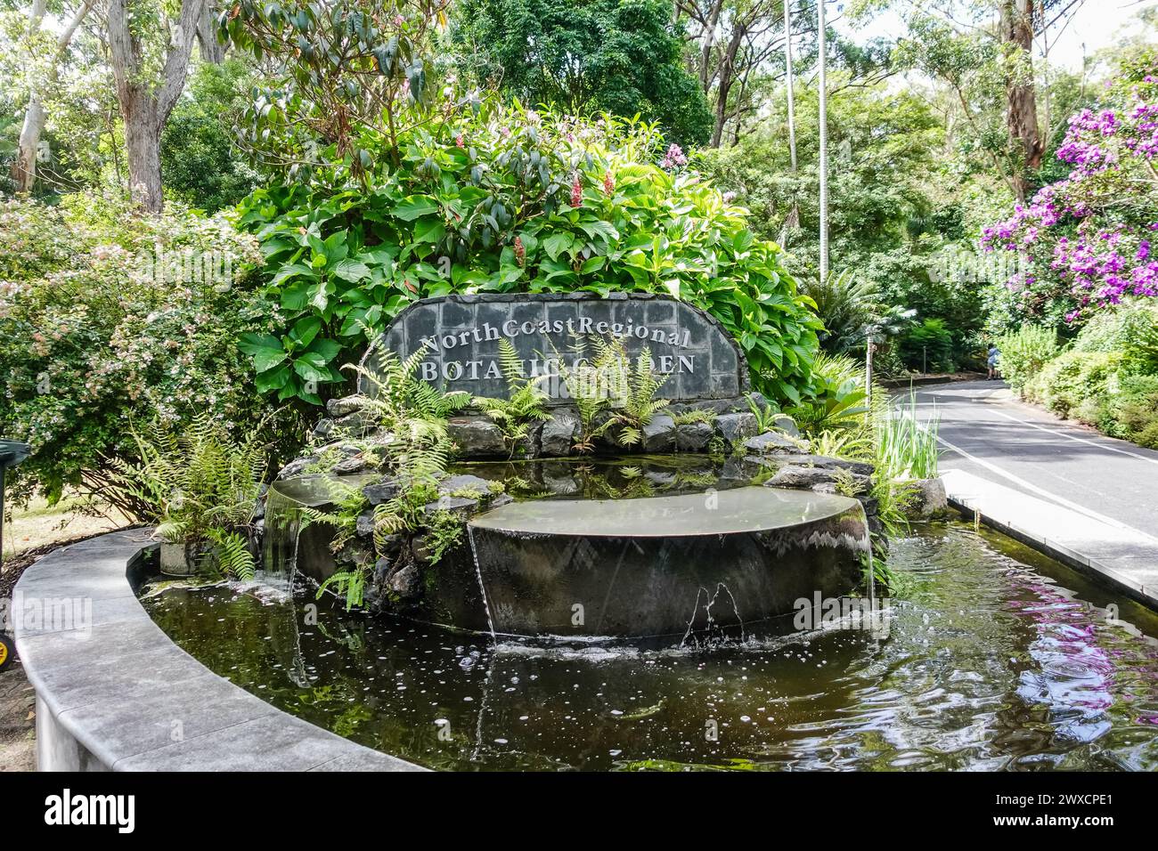 Der North Coast Regional Botanic Garden in Coffs Harbour bietet vielfältige Pflanzensammlungen inmitten üppiger Landschaften. Besucher können die thematische Garde erkunden Stockfoto