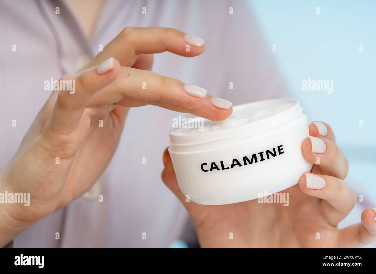Calamin-medizinische Creme, konzeptuelles Bild. Eine wohltuende Creme, die Juckreiz, Irritationen und kleinere Hauterkrankungen wie Giftefeuu, Insektenstiche und Sonnenbrand lindert. Stockfoto