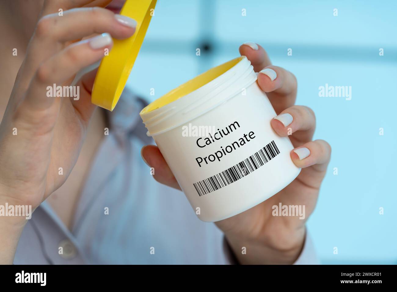 Calciumpropionat-Lebensmittelzusatz, konzeptionelles Bild. Ein Konservierungsmittel, das Migräne und allergische Reaktionen bei empfindlichen Personen auslösen kann. Stockfoto