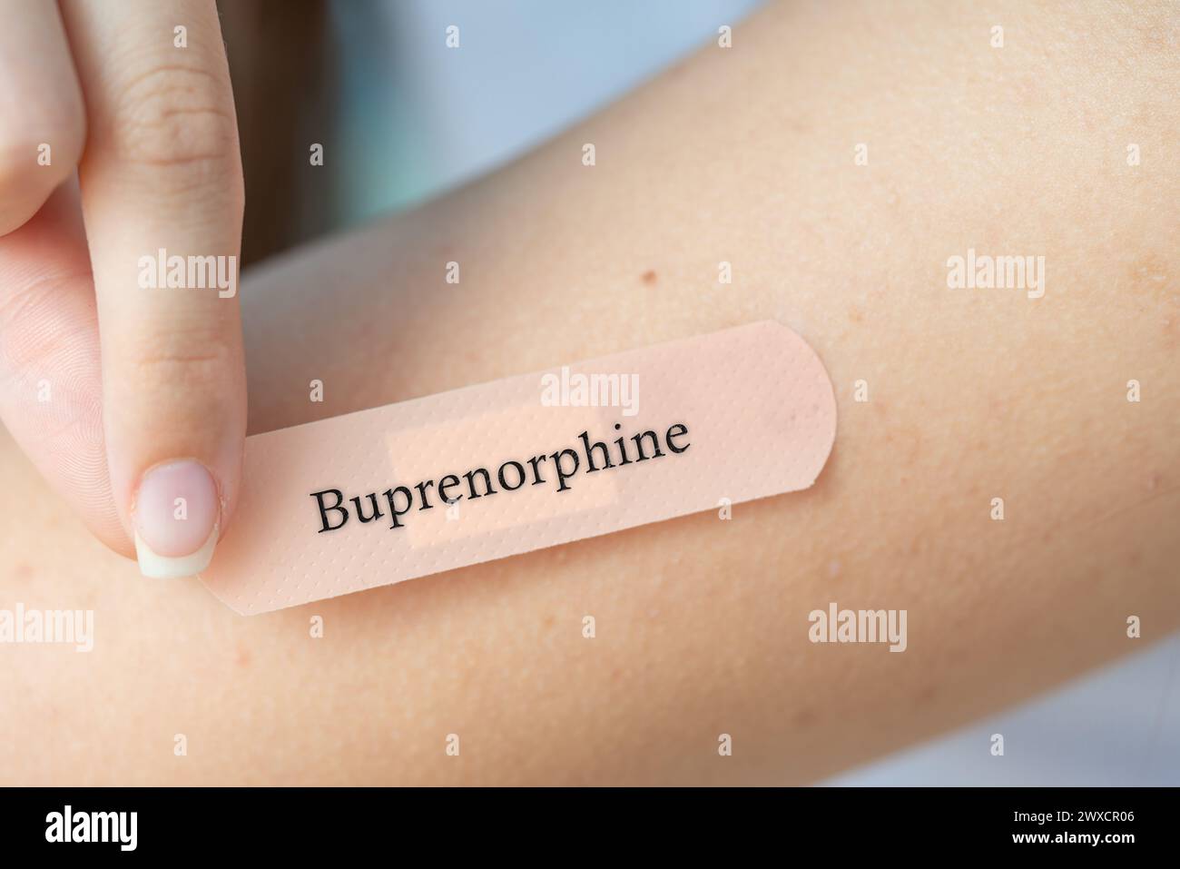 Buprenorphin transdermales Pflaster, konzeptuelles Bild. Partieller Opioidagonist zur Schmerzlinderung und Opioidsucht. Stockfoto