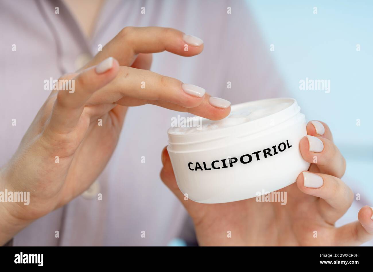 Calcipotriol-medizinische Creme, konzeptuelles Bild. Eine synthetische Form von Vitamin D, die in Creme zur Behandlung von Psoriasis verwendet wird, indem das Wachstum von Hautzellen verlangsamt wird. Stockfoto