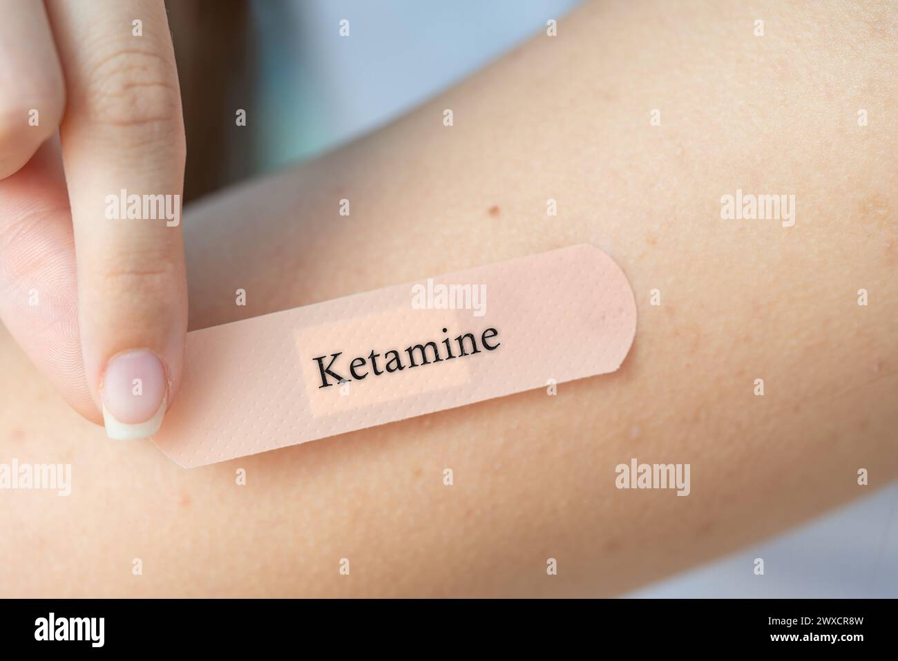Ketamin-transdermales Pflaster, konzeptionelles Bild. Anästhetikum zur Schmerzbehandlung und Depressionsbehandlung. Stockfoto